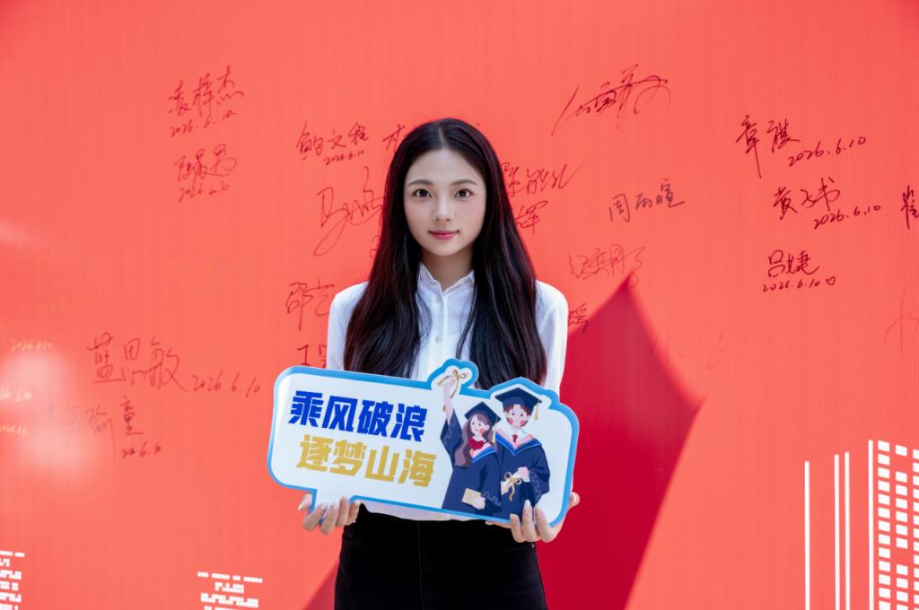 典礼在庄严的国歌声中拉开序幕