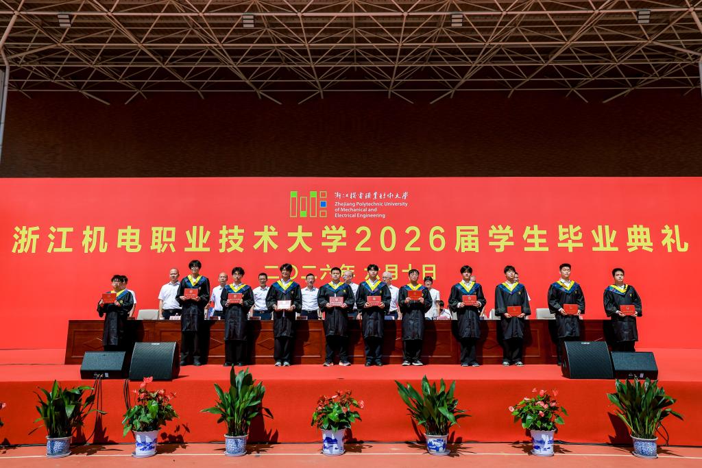 激昂的歌声承载着毕业生的爱国情与报国