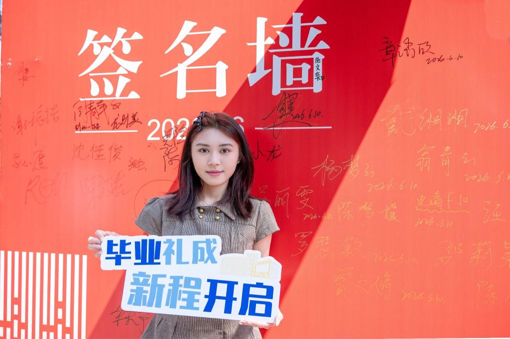 激昂的歌声承载着毕业生的爱国情与报国
