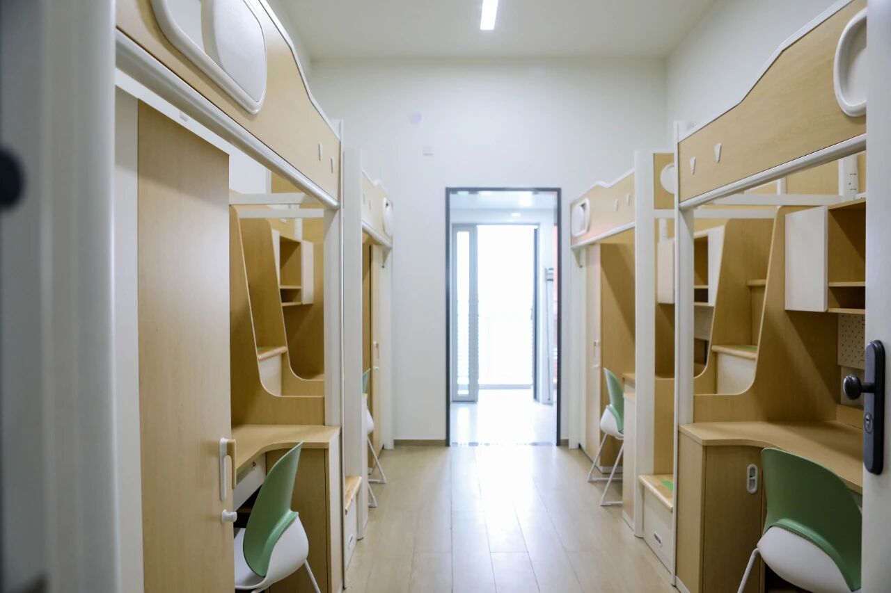 17186 教学、生活配套设施完善吗?