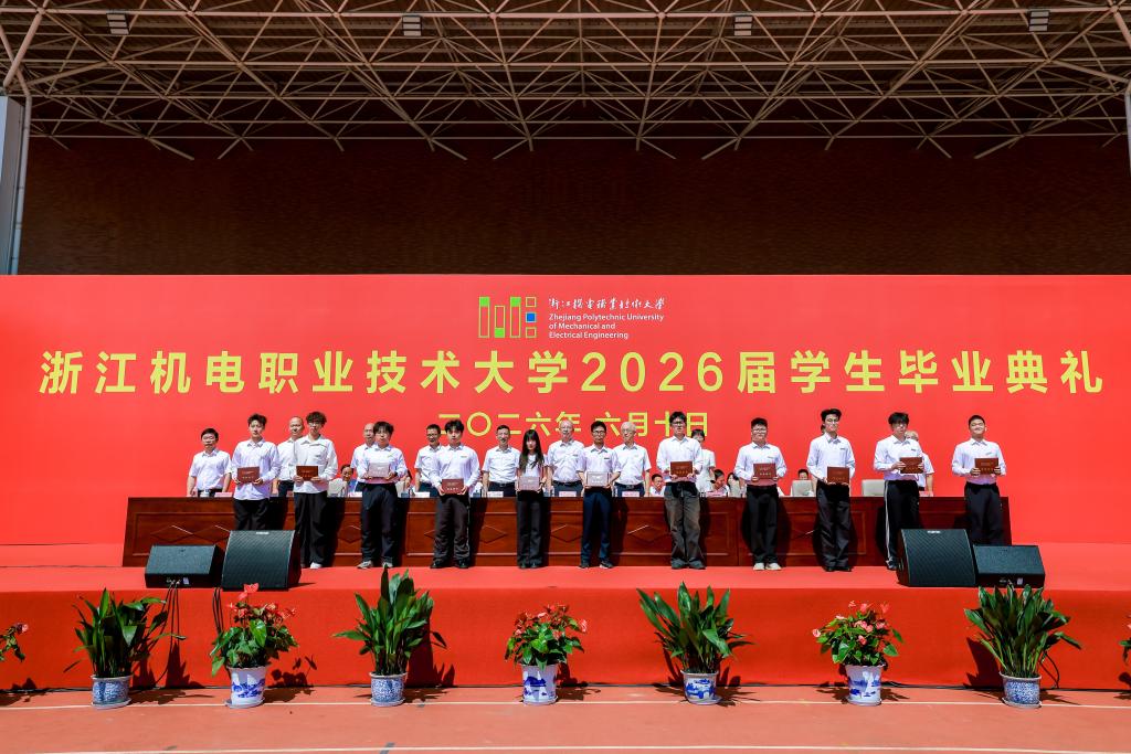 典礼在庄严的国歌声中拉开序幕