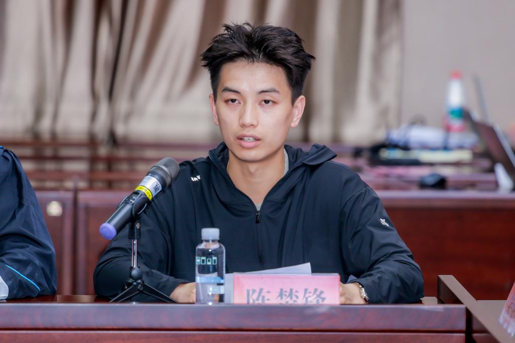 汤兆武向圆满完成学业的2026届全体
